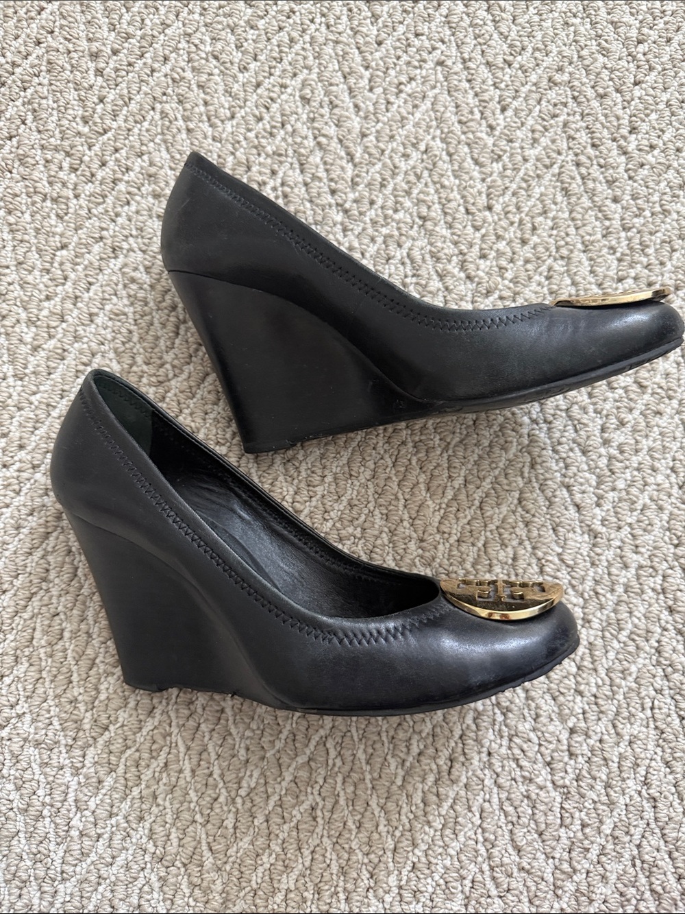 Tory Burch Black Leather Pumps with Gold Logo Medallion - Picture 2 of 3